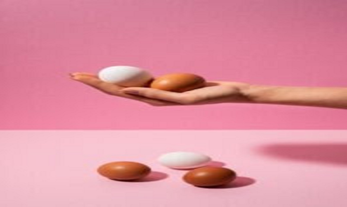 Adotar na dieta alimentar ovos promove um estilo de vida saudável para mulheres.