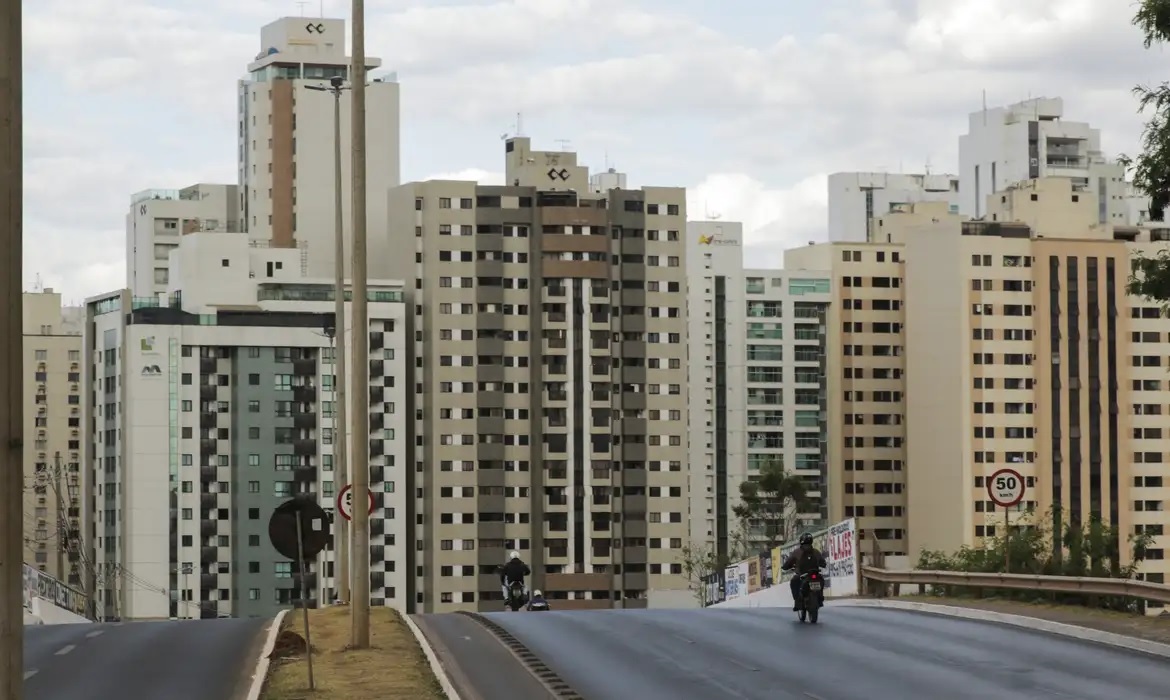 É o próprio comprador ou seu representante legal quem deve exigir o desconto, informando ao cartorário que está adquirindo seu primeiro imóvel residencial