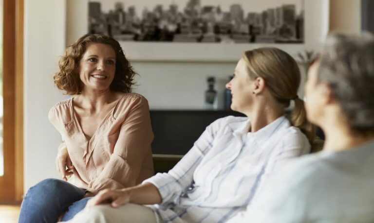 As mulheres que se encontram no processo de envelhecimento deven construir redes de apoio e comecem a trocar conversas, experiências