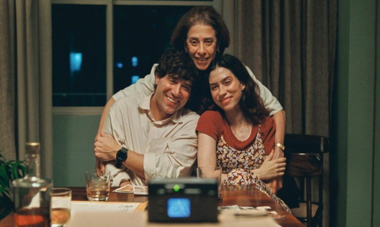 A obra é um tributo à força de Eunice Paiva, que, contra todas as adversidades, se torna uma figura central na luta pelos direitos humanos no país
