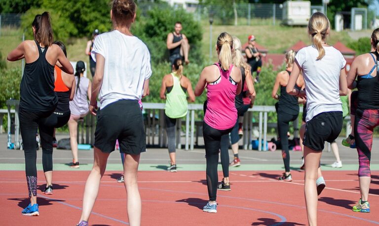 O termo fitness é normalmente associado à prática de atividade física e se refere ao bom condicionamento físico ou bem-estar físico e mental
