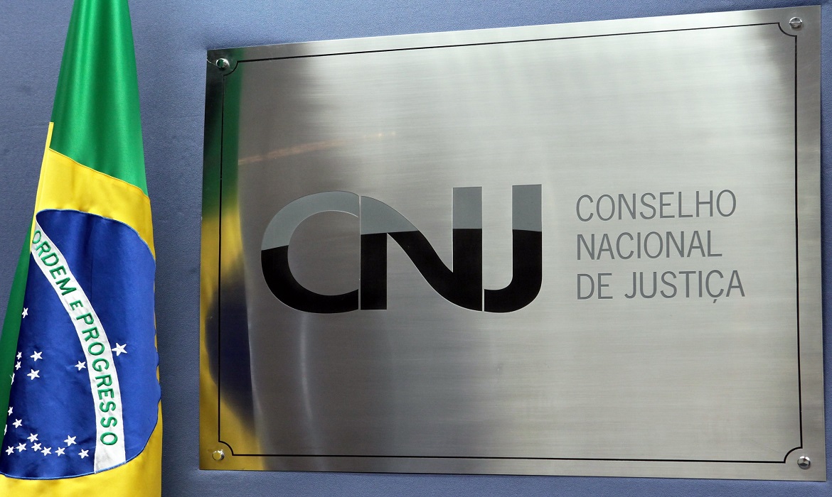 São as pessoas que sobrevivem de rendimentos menores, com dificuldades de toda espécie, até mesmo para obter documentos.