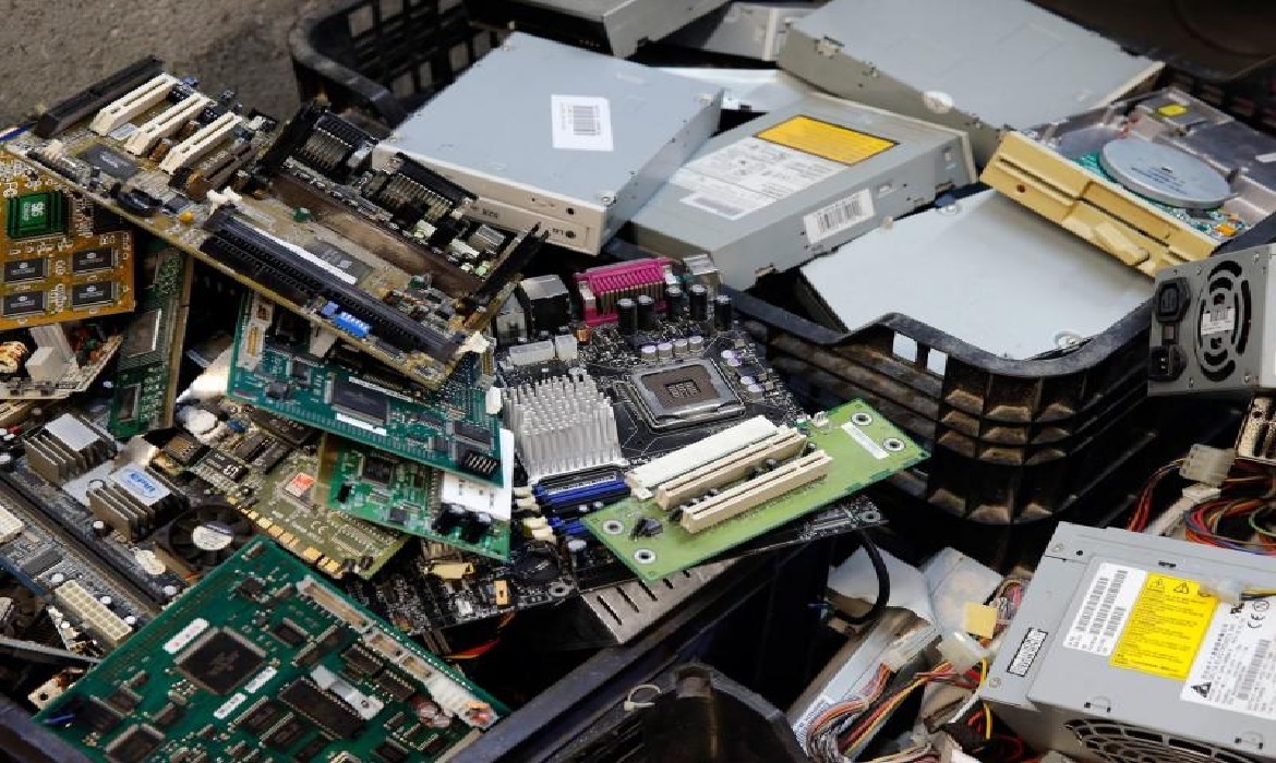 Conheça a importância das leis e normas vigentes relacionadas à reciclagem de eletrônicos no Brasil