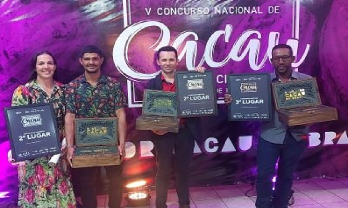 O cacau é a principal matéria-prima do chocolate, feito por meio da torra e moagem das suas amêndoas secas em processo industrial ou caseiro