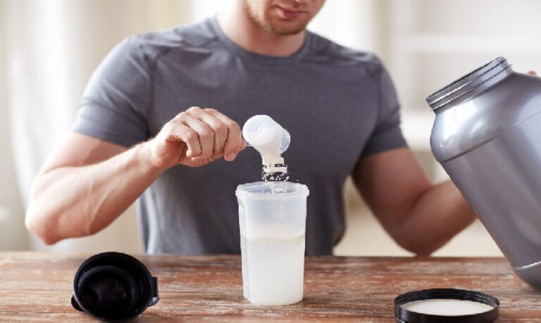A creatina pode ser consumida a qualquer hora do dia, mas deve ser combinada com uma refeição