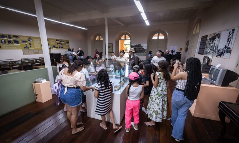 As imagens retratam o período em que houve contato com seringueiros no auge do ciclo da borracha.