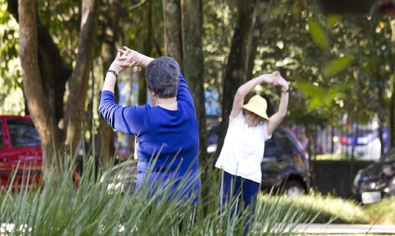A aprendizagem motora em idosos é um processo único para cada pessoa e pode ser influenciado por fatores como a função cognitiva.