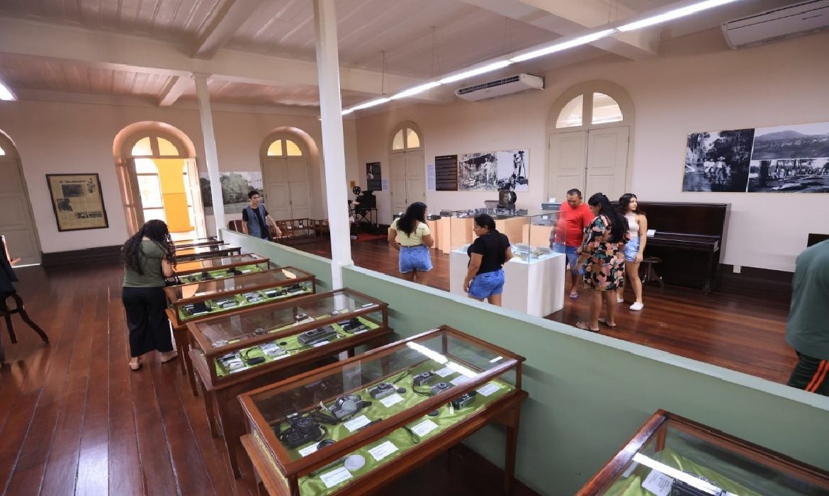 O monumento histórico oferece visitas guiadas ao espaço, curiosidades de peças emblemáticas expostas nos quatro museus que abriga.