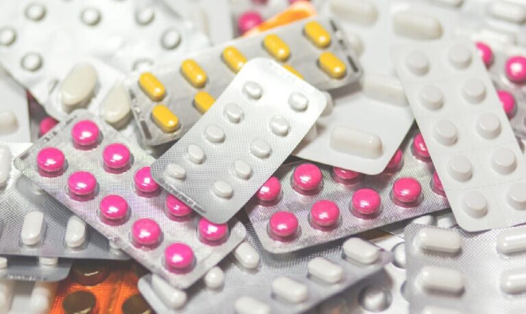 Toda mudança na forma de ingestão ou quantidade de um medicamento deve ser feita com a indicação de um profissional de saúde.