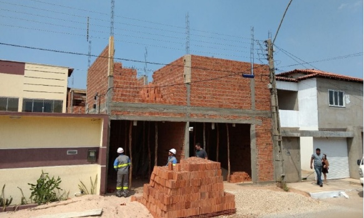 Antes de iniciar qualquer construção ou reforma, é essencial verificar a proximidade da rede elétrica.