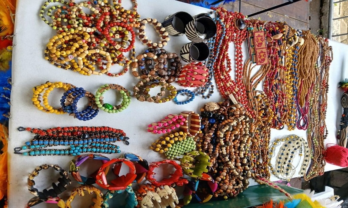 A feira celebra e valoriza o trabalho manual e a identidade cultural dos povos indígenas da região.