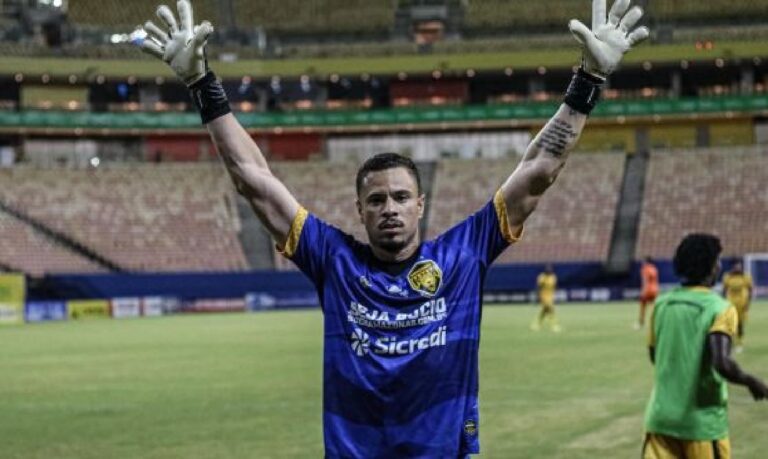 O goleiro João Lopes foi o herói da partida ao defender uma cobrança e sacramentar a vaga.