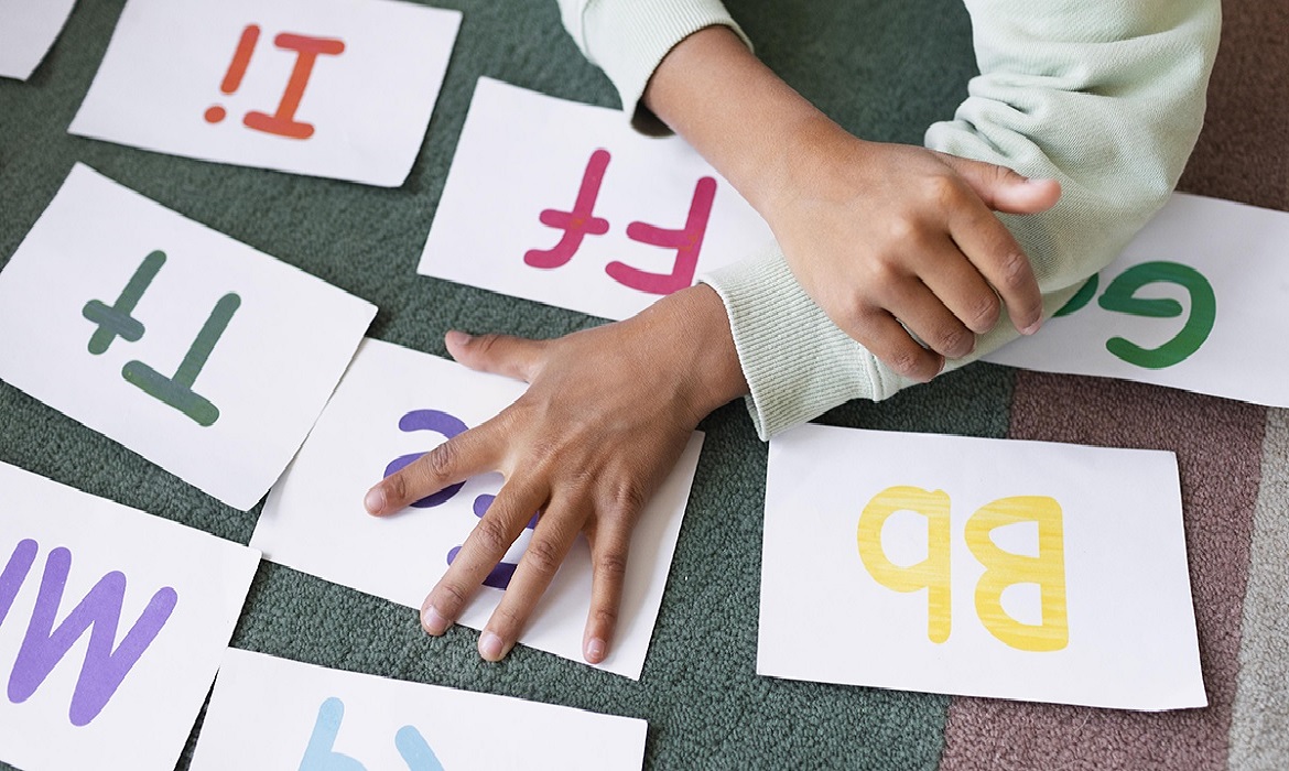 O analfabetismo também é causado por um ensino básico de baixa qualidade e pela ineficiência no sistema de alfabetização, especialmente no caso do funcional.