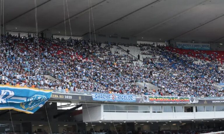 Cerca de 50 mil torcedores vibraram, cantaram e levantaram mosaicos e bandeirões que impressionaram a todos os presentes.