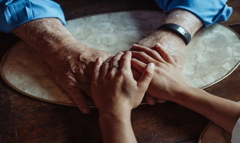 As pessoas com Alzheimer percebem o mundo ao seu redor de forma única. Elas sentem o tom da voz, a emoção que está por trás delas.