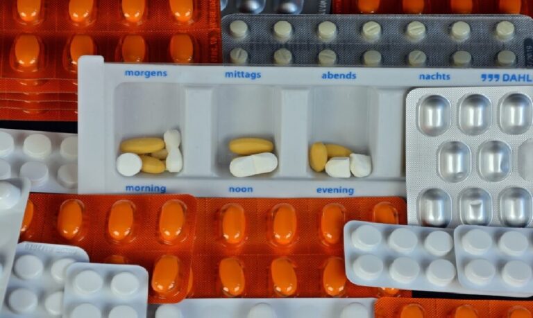 Se você ou um familiar idoso utiliza medicamentos de forma contínua, é essencial revisar a farmacoterapia regularmente.