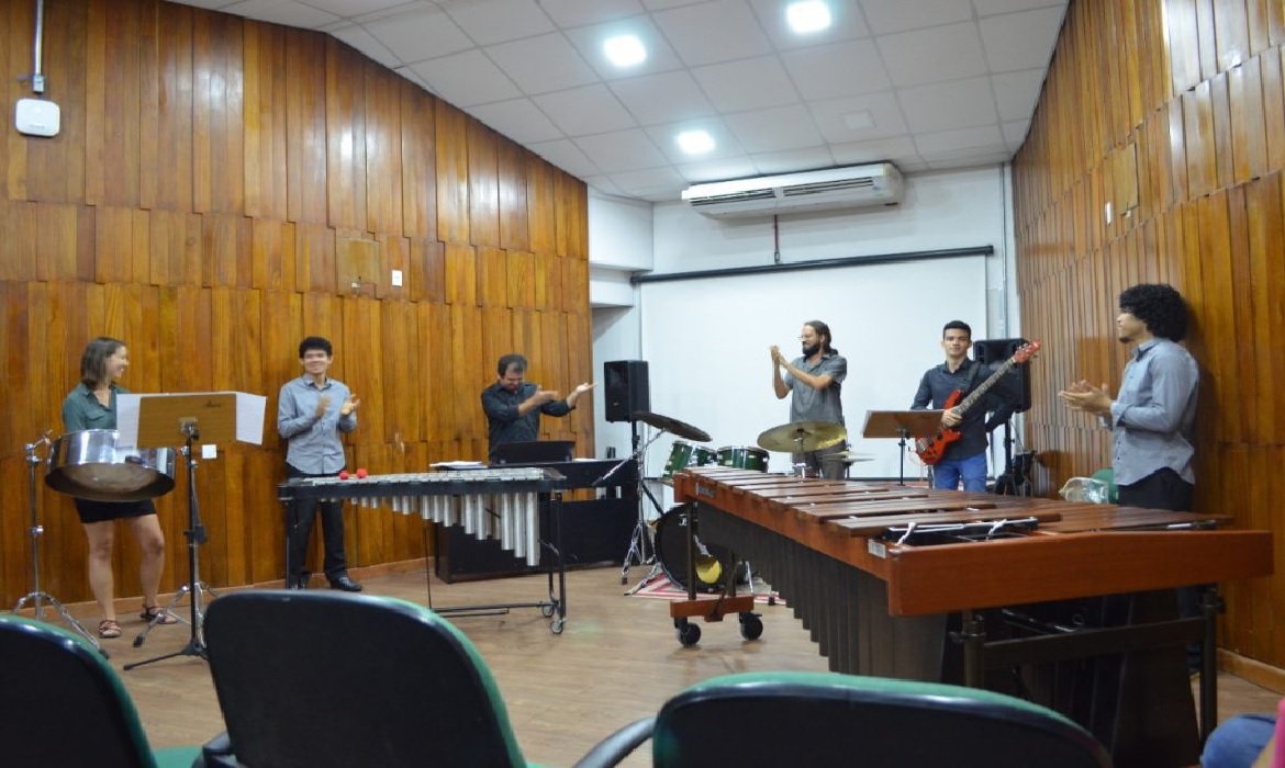 O grupo é formado por alunos do curso de Música da universidade e músicos amazonenses convidados.