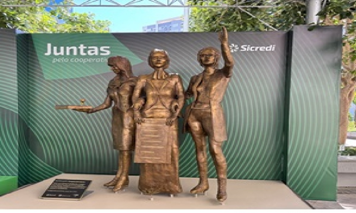 A escultura simboliza a presença, a luta e a contribuição histórica das mulheres para o cooperativismo e para a sociedade.