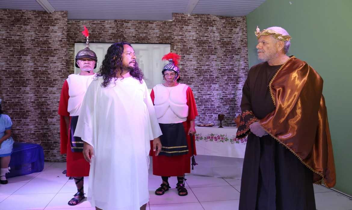 No meio da noite, Jesus é traído por Judas, e preso por soldados no Monte das Oliveiras.