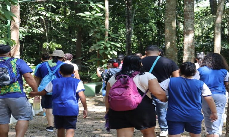 As exposições buscam aproximar a ciência do público, permitindo que os visitantes compreendam melhor os benefícios e impactos das pesquisas na vida cotidiana.