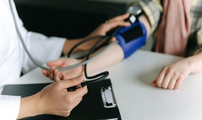 Em torno de 45% dos brasileiros se tratam sem ajuda profissional, enquanto 43% vão ao médico.
