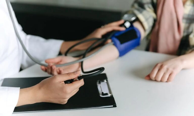 O levantamento mostra que há uma sobrecarga no sistema, mas também um comportamento recorrente de recorrer a soluções não médicas.