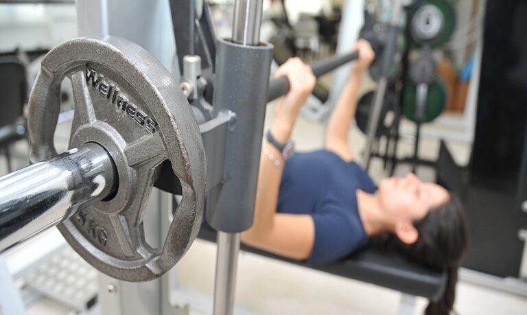Dentre os principais sinais para o nosso corpo interpretar as condições temporais e alterar a pressão, está a luminosidade.