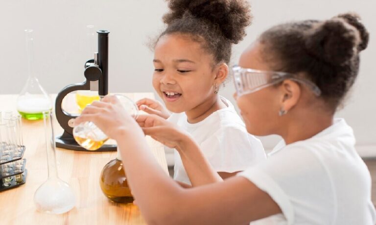 O estudo conta com atividades teóricas e práticas sobre diferentes áreas da biologia.
