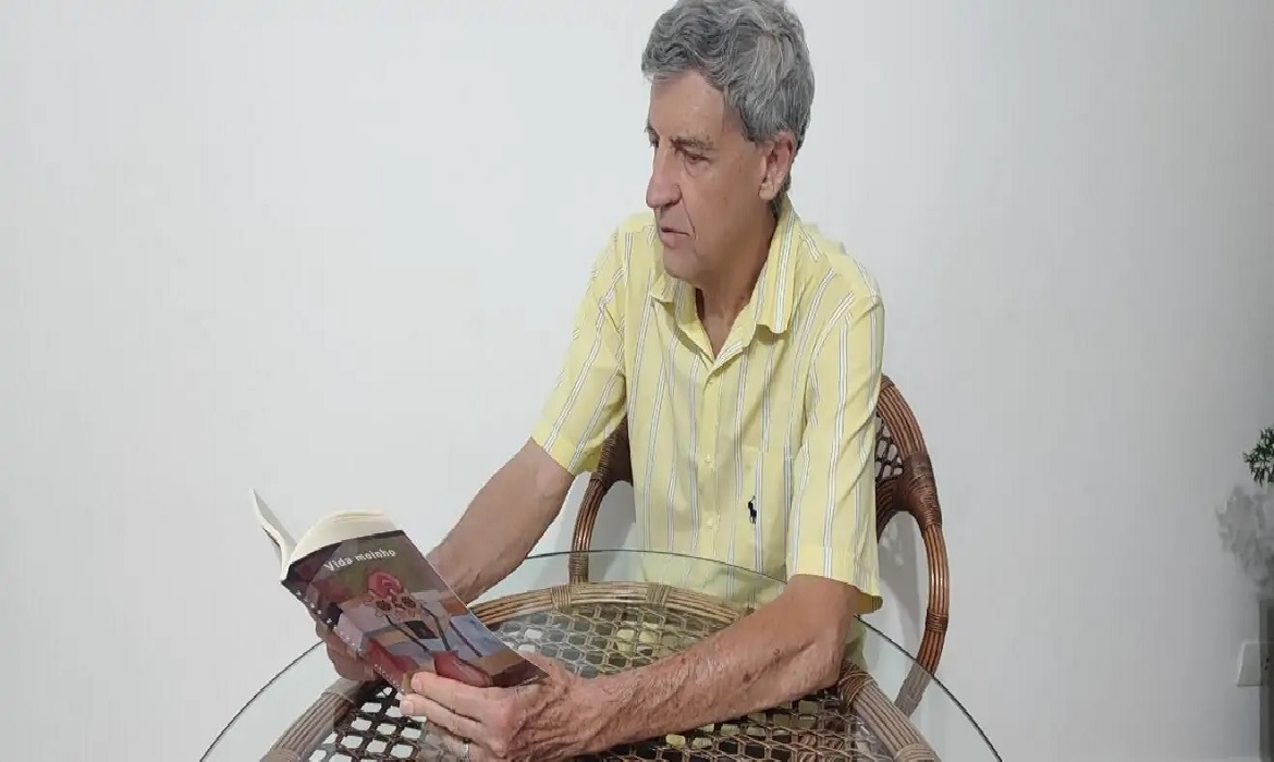 Poeta paulistano, fala em “Vida moinho” sobre o que parece banal, como aquilo que constrói, define e afeta a subjetividade humana.