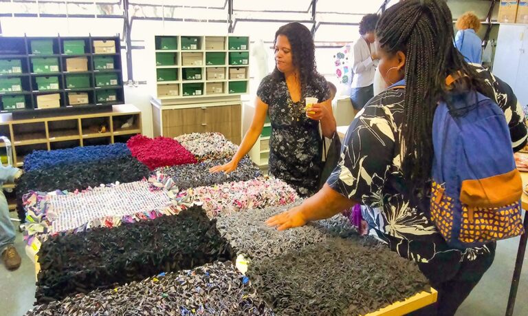No Brasil, são descartados cerca de 4 milhões de materiais oriundos do setor têxtil.