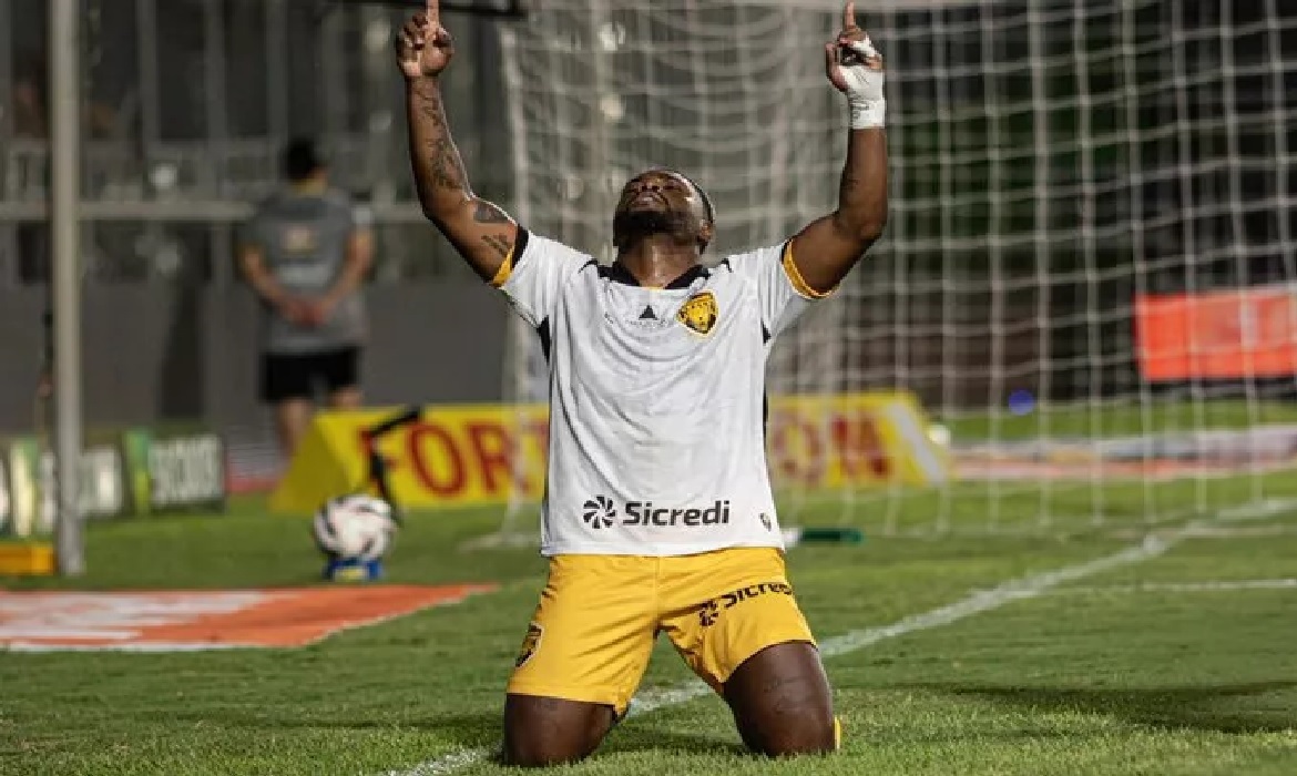 O Amazonas começou a partida fazendo pressão, logo no início marcou o gol.