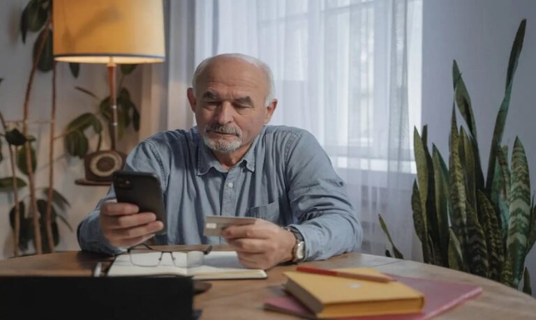 Existe a necessidade urgente de políticas públicas que visem garantir a inclusão digital dos idosos como um meio de proteger seus direitos.