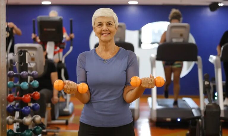 Para idosos a musculação traz múltiplos benefícios, desde o aumento da força e massa muscular até a melhora da saúde mental e a prevenção de doenças.