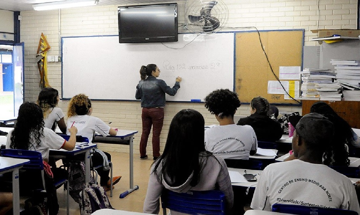 As crianças estão aprendendo sobre finanças em um contexto desafiador e podem desenvolver vieses no entendimento da relação com o dinheiro.