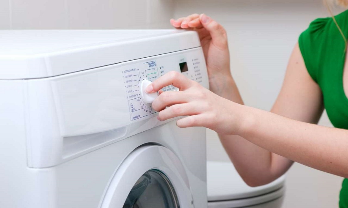 É importante ter atenção especial ao uso de benjamins, extensões improvisadas e fios emendados de forma irregular, que representam risco de curto-circuito e choques.