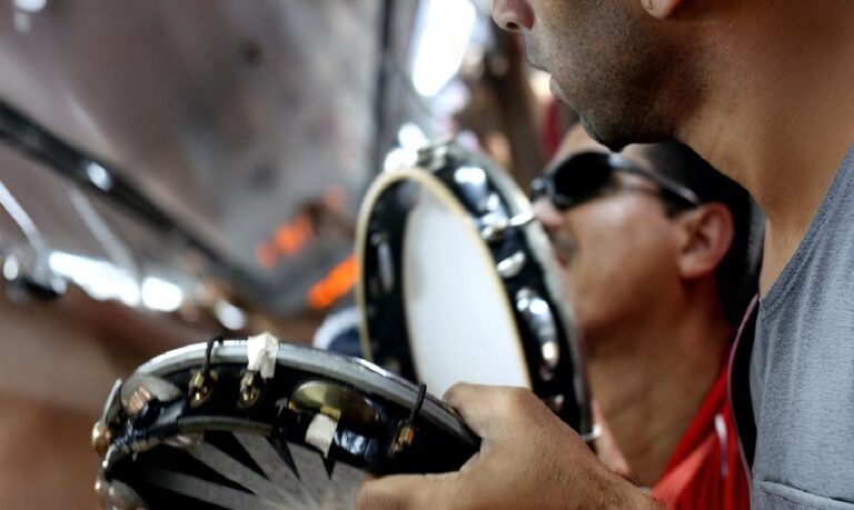 O pagode foi, por muito tempo, marginalizado no ambiente acadêmico, por ser associado a um estilo emotivo e romântico.