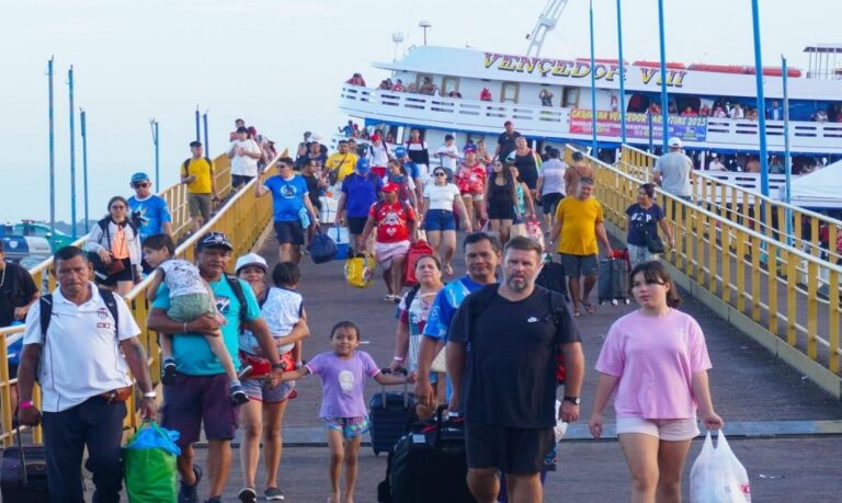 A cidade de Parintins, no Amazonas, se prepara para receber um público recorde durante o 58° Festival Folclórico, que acontece neste final de semana, nos dias 27, 28 e 29 de junho. A expectativa é de que mais de 120 mil pessoas assistam às apresentações nas três noites de espetáculo.