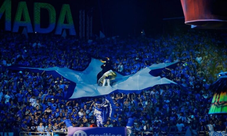 O encerramento ficou por conta do Ritual Tupinambá, celebrado na última parte da apresentação.