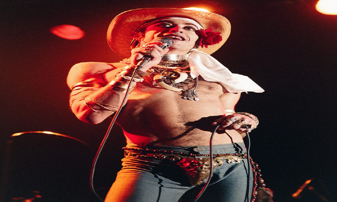 O filme retrata a trajetória de um dos maiores artistas brasileiros, desde a infância até os palcos.