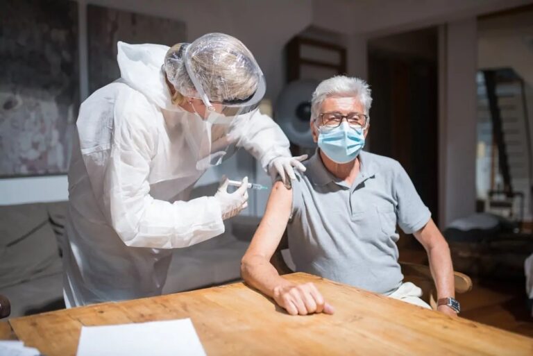 A pandemia alterou o funcionamento dos serviços de saúde, refletindo na redução das coberturas vacinais nesse período.