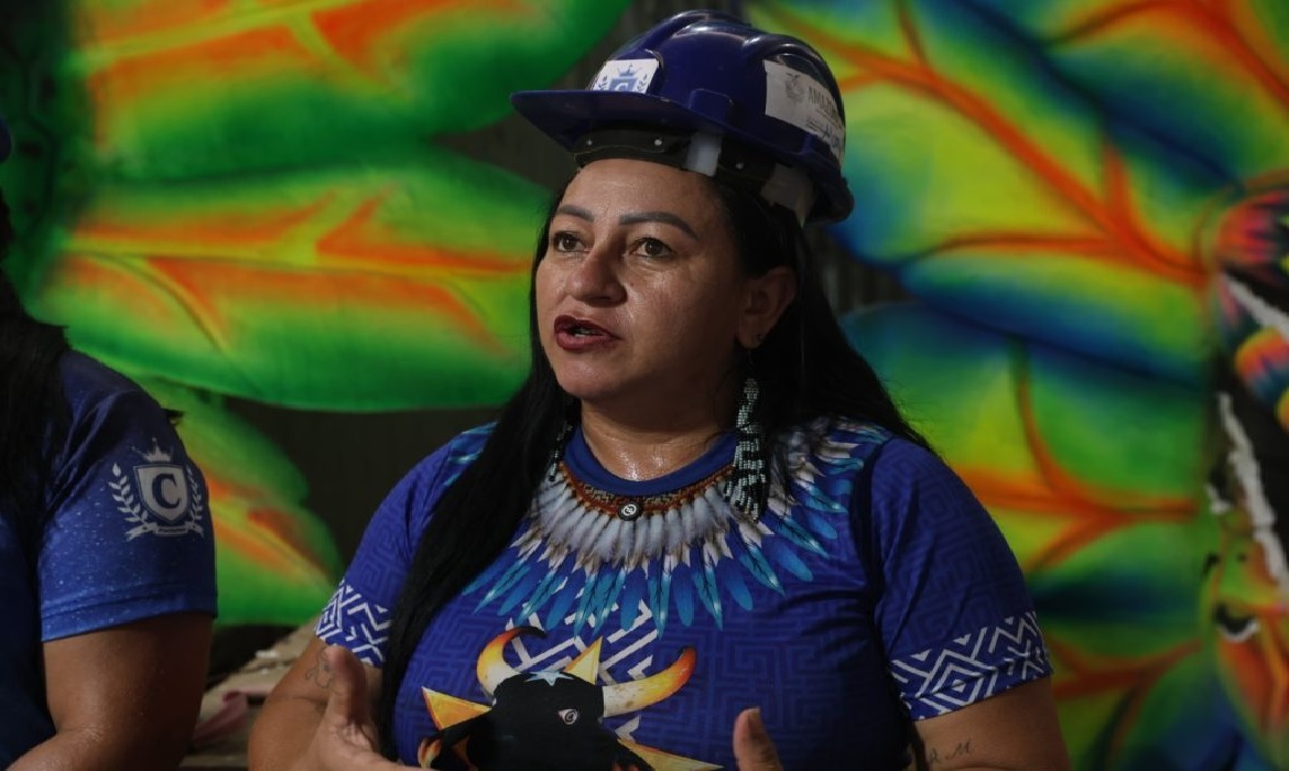 Costureiras, coordenadoras de galpão, kaçauerés e paikicés estão entre as funções desempenhadas pelas mulheres por trás dos bumbás.