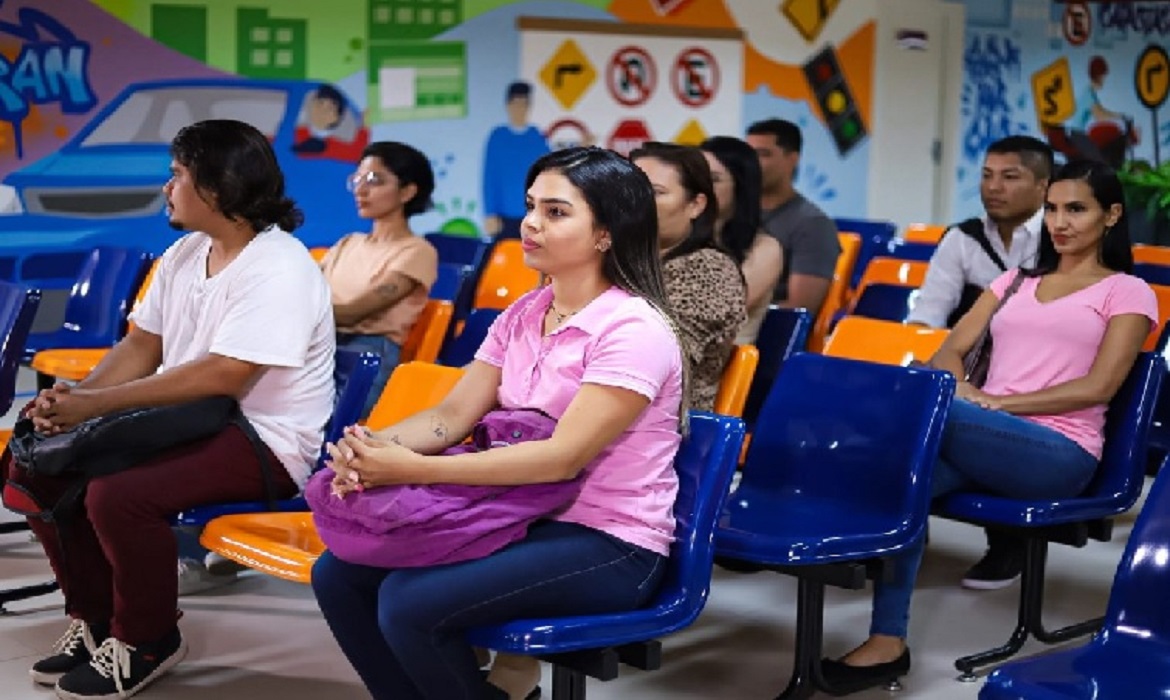 Para mais informações sobre os cursos e a documentação necessária, os interessados podem entrar em contato pelos números (92) 3643-0092 ou 3643-0057.