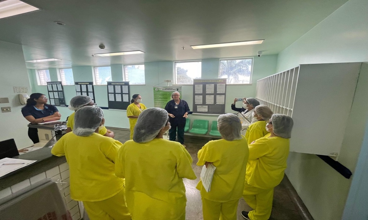 A segurança contra quedas está entre as Seis Metas Internacionais de Segurança do Paciente, estabelecidas pela Organização Mundial da Saúde (OMS) e adotadas por instituições de saúde no Brasil e no mundo. O objetivo é minimizar riscos e garantir cuidados mais seguros.