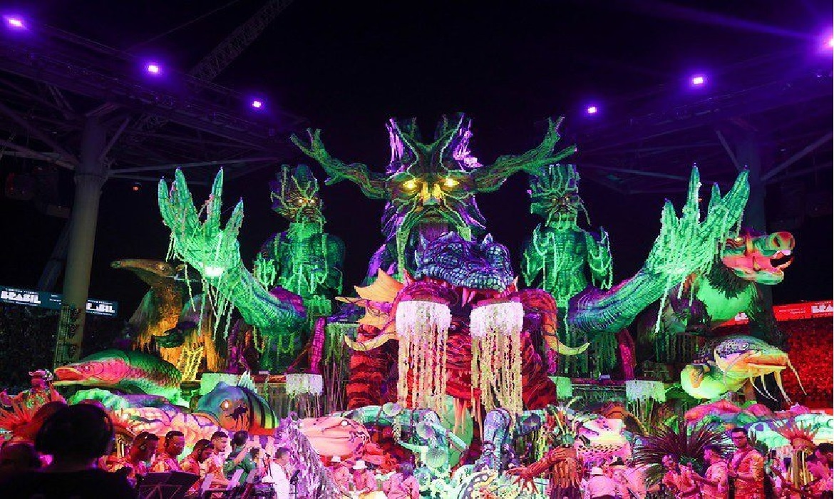 Figuras míticas e ancestralidade marcaram a apresentação do boi encarnado na primeira noite do festival.