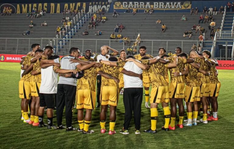 Com gols de Peninha e Manoel, a equipe amazonense garante os três pontos na oitava rodada e mantém a liderança do Grupo A.