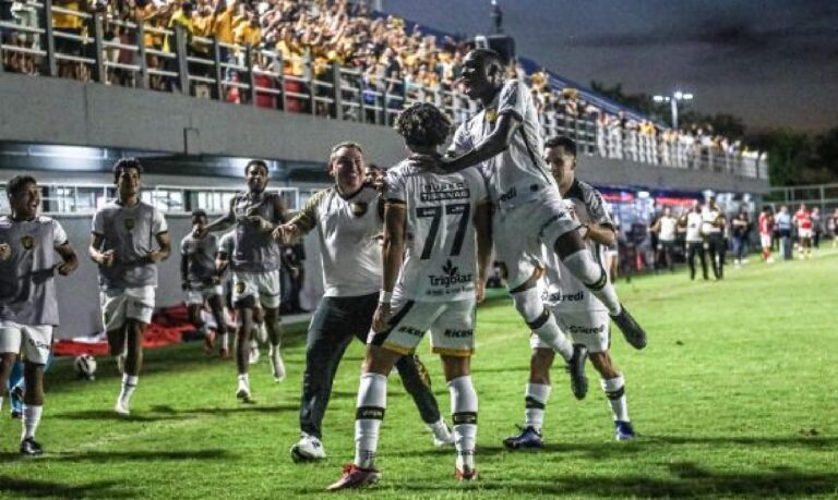 Com gols de Kevin Ramírez e um golaço de Robertinho, o Amazonas venceu o Vila Nova de Goiás de virada, em partida realizada no Estádio Carlos Zamith, pela Série B do Campeonato Brasileiro.