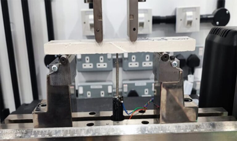 As placas são fabricadas com cimento reforçado por fibras vegetais. O uso de óxido de magnésio reduz a alcalinidade do material, o que permite que as fibras mantenham sua função estrutural por mais tempo.