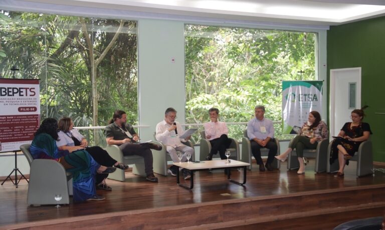 As tecnologias sociais se destacam por oferecer soluções inovadoras, sustentáveis, inclusivas e reaplicáveis, capazes de atender às diversas demandas locais em todo o país.