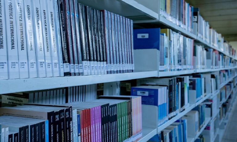 Ir até a biblioteca, consultar um bom livro e se apropriar do conhecimento ali escrito não tem preço.