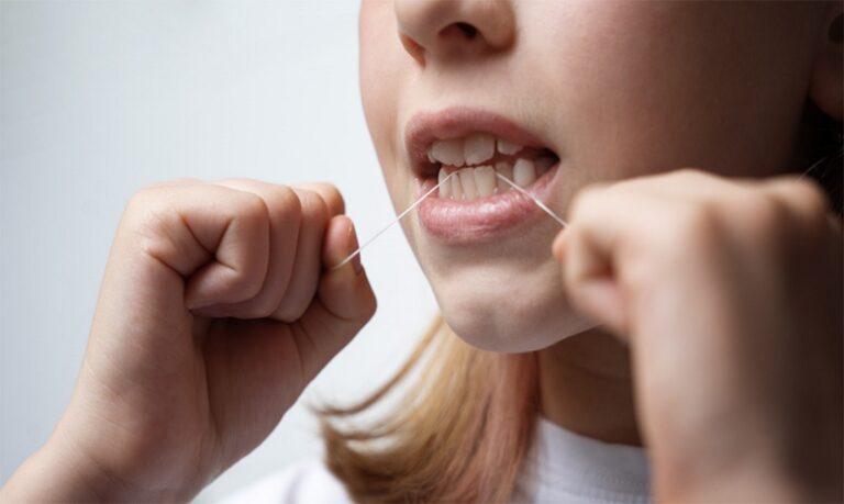 Uso adequado do fio dental ajuda a impedir a entrada de bactérias nocivas no organismo e a prevenir doenças.